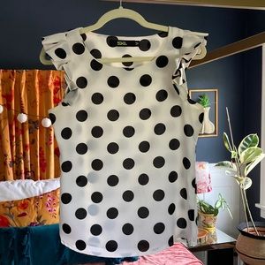 Polk a dot blouse with structure sleeve detail